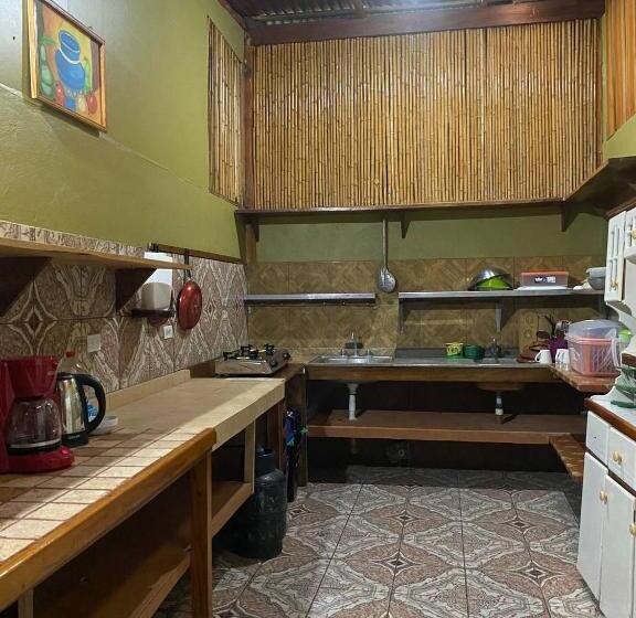 بنسيون Mauras Tropical Mini Hostel & Tours
