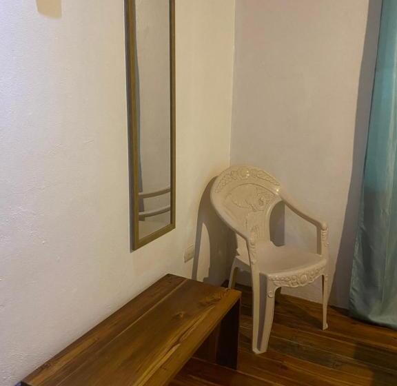 بنسيون Mauras Tropical Mini Hostel & Tours