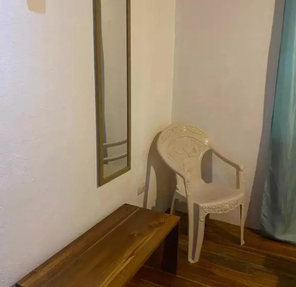 پانسیون Mauras Tropical Mini Hostel & Tours