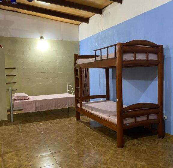 بنسيون Mauras Tropical Mini Hostel & Tours