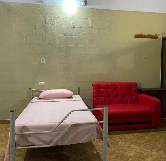 بنسيون Mauras Tropical Mini Hostel & Tours