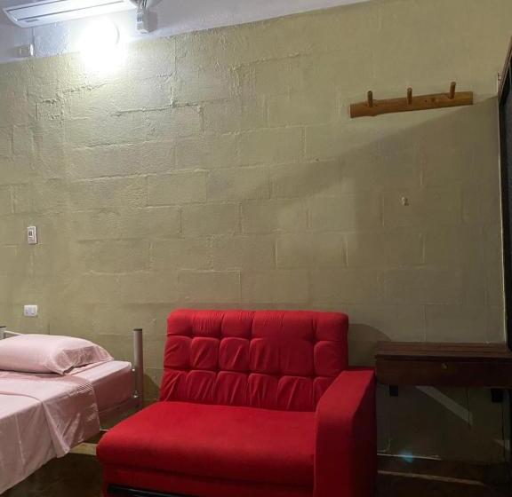 بنسيون Mauras Tropical Mini Hostel & Tours