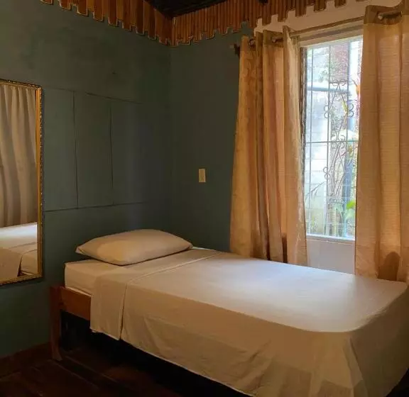 پانسیون Mauras Tropical Mini Hostel & Tours