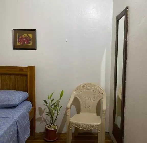 پانسیون Mauras Tropical Mini Hostel & Tours