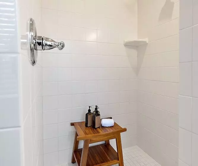 Retkeilymaja Mccully House Inn