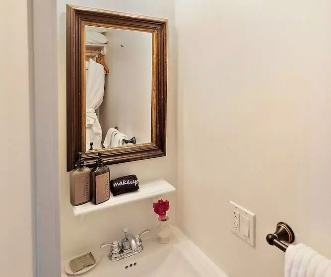 Retkeilymaja Mccully House Inn