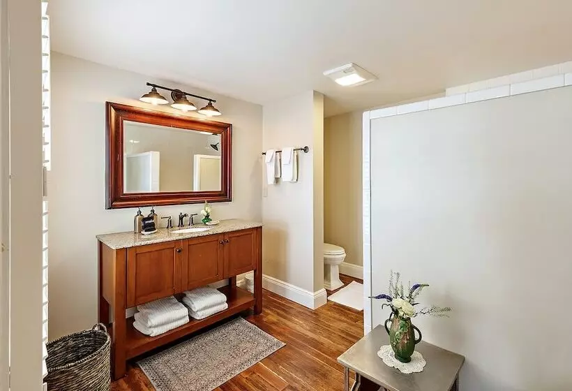 Retkeilymaja Mccully House Inn