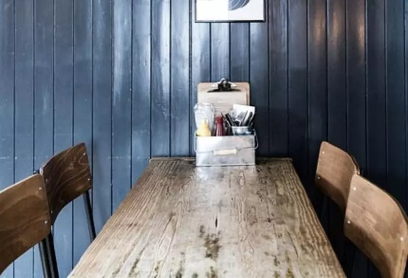 ユースホステル The Black Fox