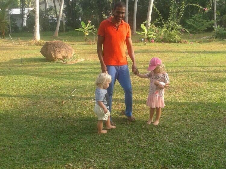 بنسيون Anuhas Airport Villas