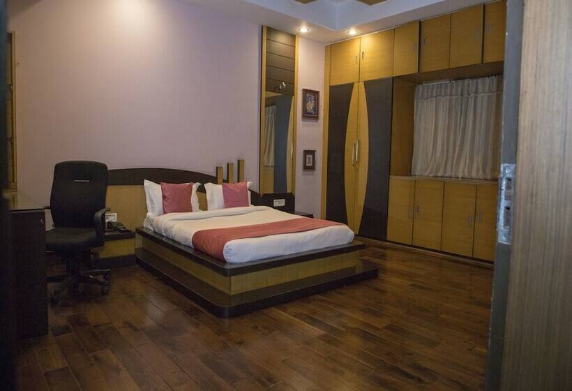 Oyo 11345 Hotel White House Inn