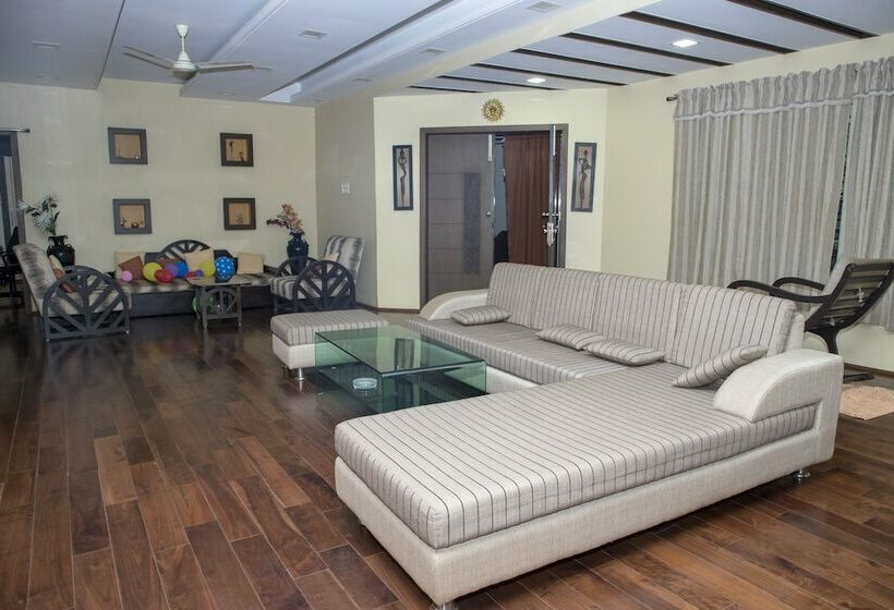 Oyo 11345 Hotel White House Inn