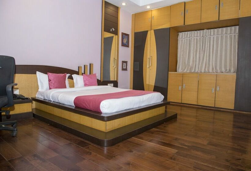 Oyo 11345 Hotel White House Inn