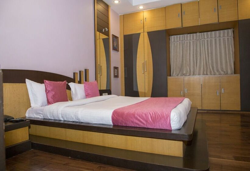 Oyo 11345 Hotel White House Inn