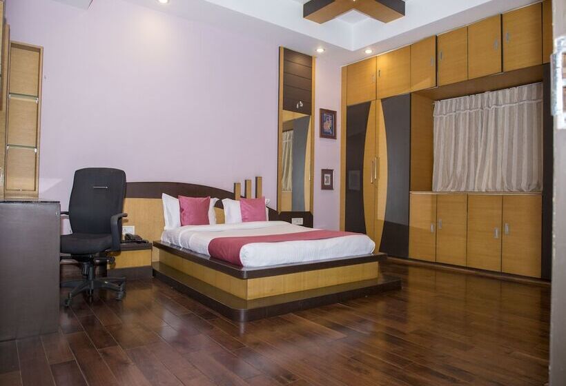 Oyo 11345 Hotel White House Inn