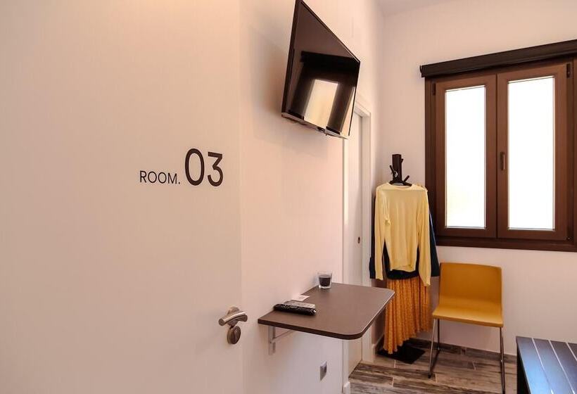 پانسیون The 8 Rooms House