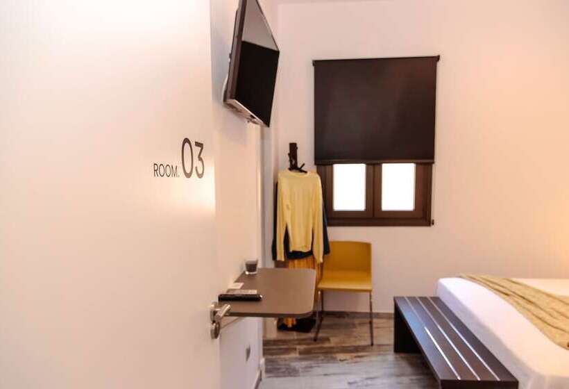 پانسیون The 8 Rooms House