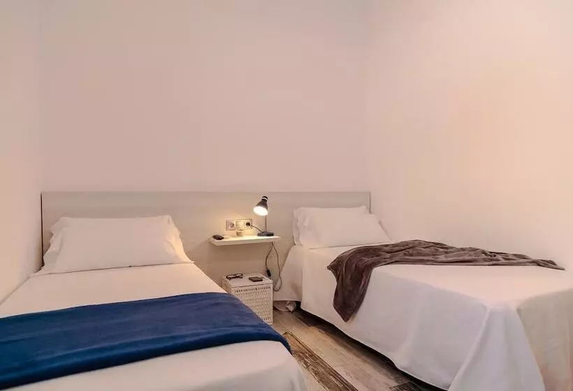 ペンション The 8 Rooms House