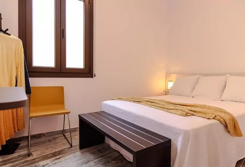 ペンション The 8 Rooms House