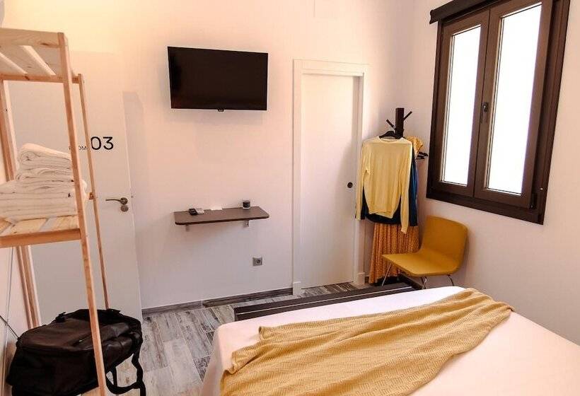 پانسیون The 8 Rooms House