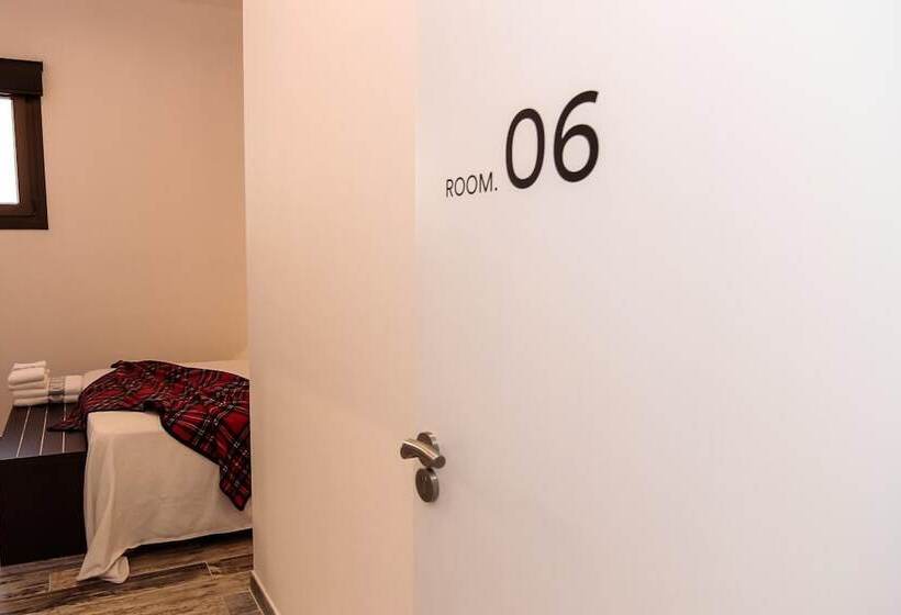 پانسیون The 8 Rooms House