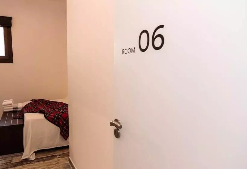 ペンション The 8 Rooms House