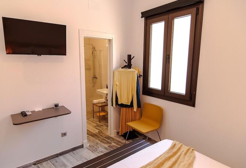 پانسیون The 8 Rooms House