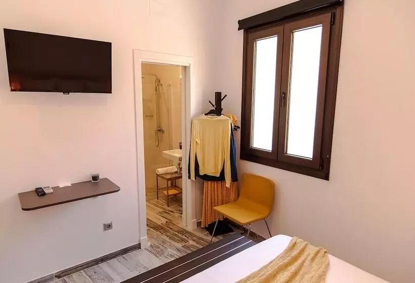 ペンション The 8 Rooms House