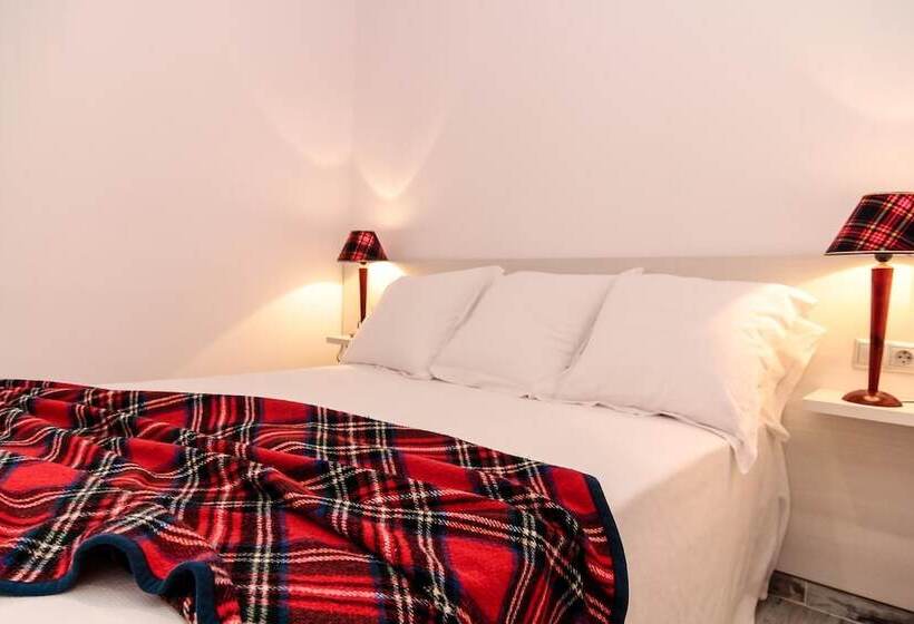 پانسیون The 8 Rooms House