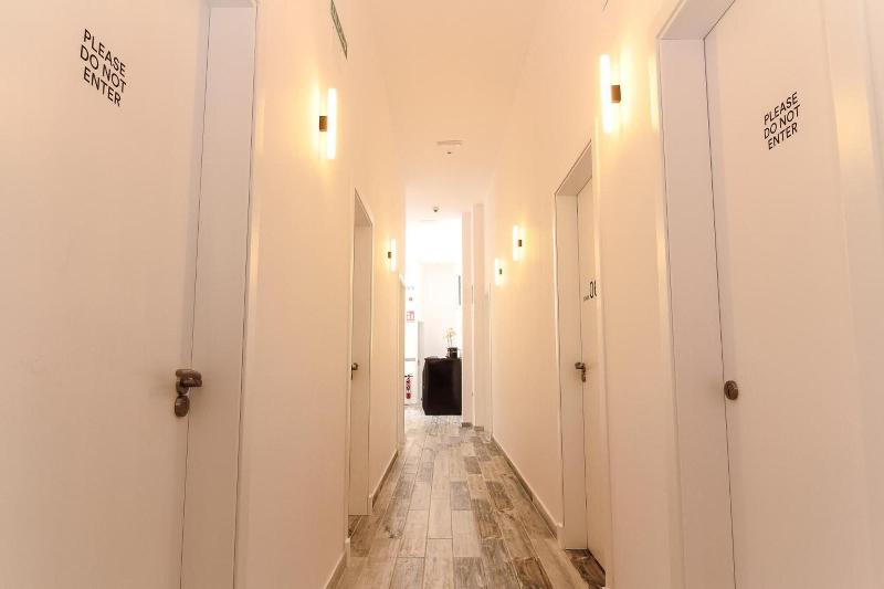 پانسیون The 8 Rooms House