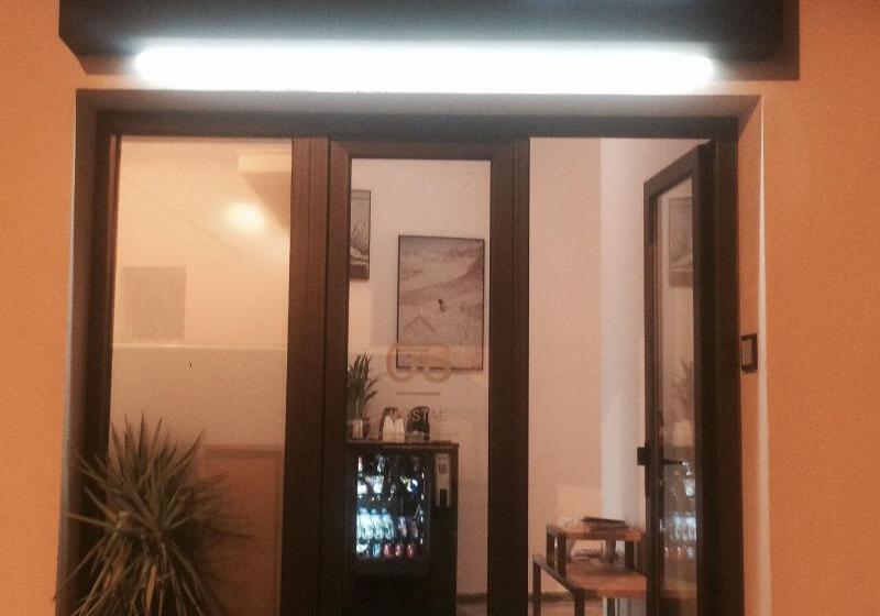 پانسیون The 8 Rooms House