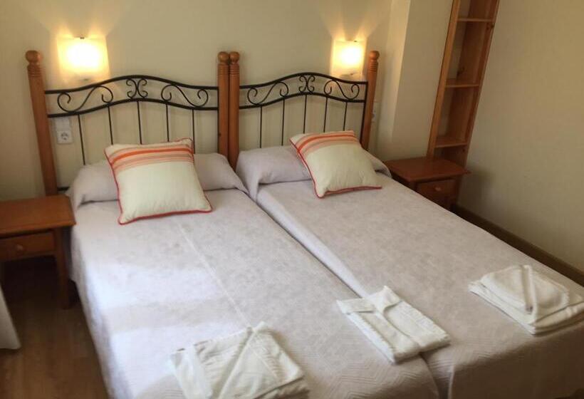 پانسیون Hostal Santa Baia