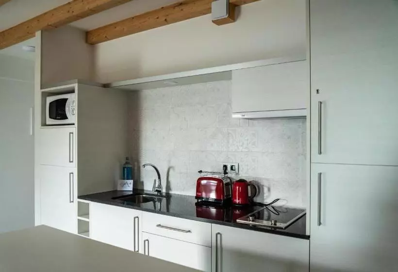 هتل The Rock Suites & Spa