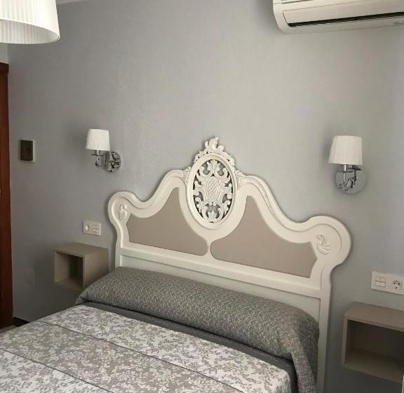 بنسيون Hostal Plaza Damasco