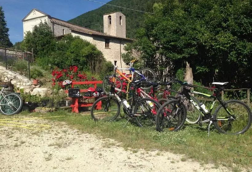 Hotelli Agriturismo Zafferano E Dintorni