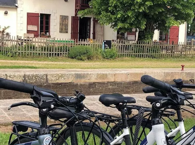 Aamiaismajoitus (B&B) Ecluse De La Tindière