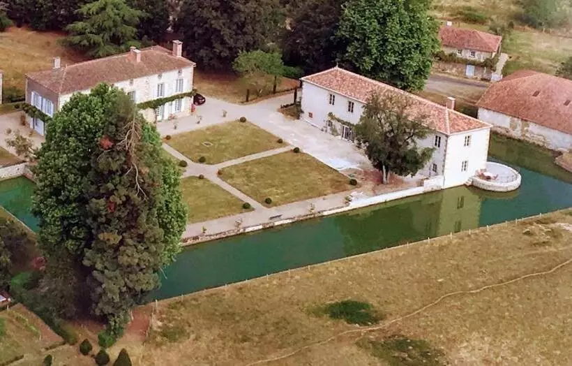 Aamiaismajoitus (B&B) Domaine De La Partoucie