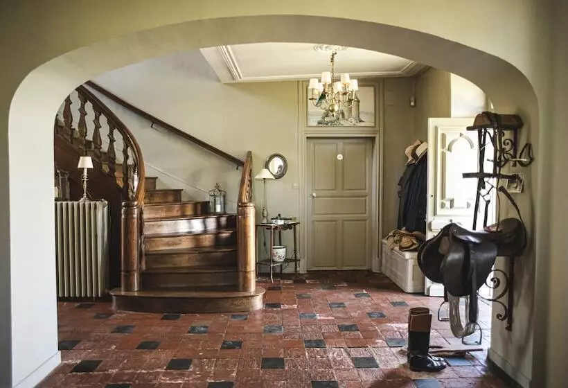 Aamiaismajoitus (B&B) Domaine De La Partoucie