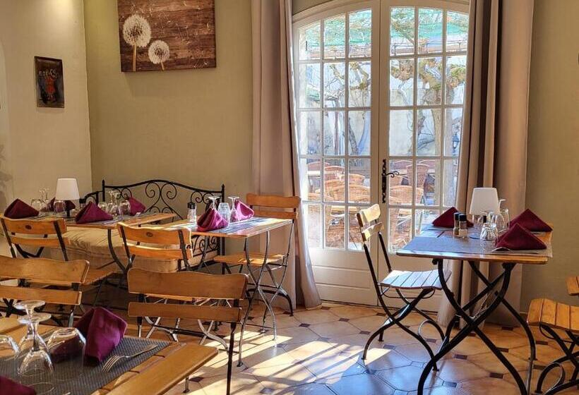 הוסטל Auberge De La Table Ronde