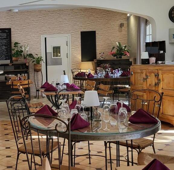 הוסטל Auberge De La Table Ronde