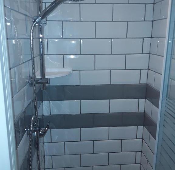 تختخواب و صبحانه Three Palms