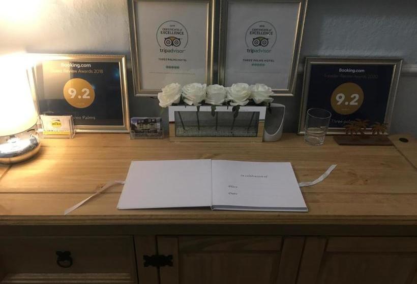 تختخواب و صبحانه Three Palms