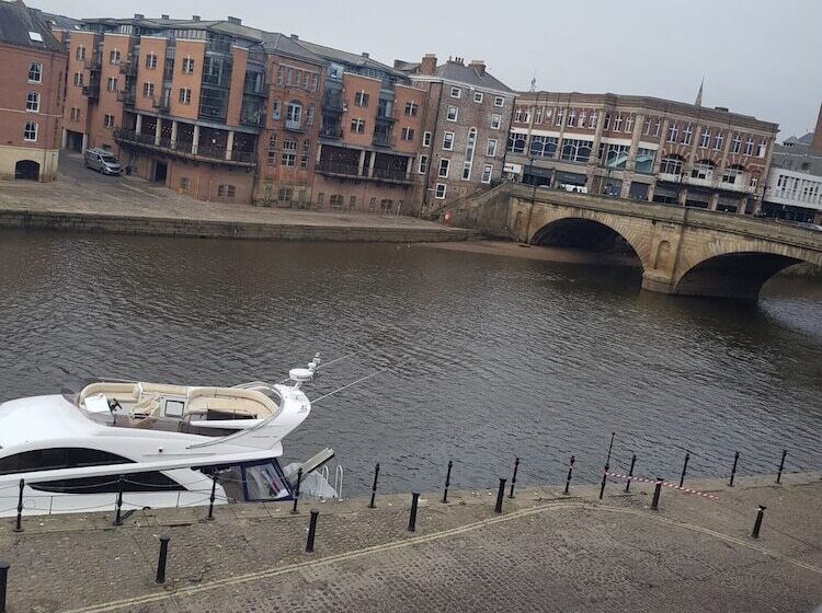 بنسيون Lil S Bar And Bistro