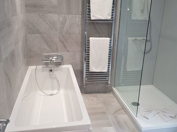 بنسيون Lil S Bar And Bistro