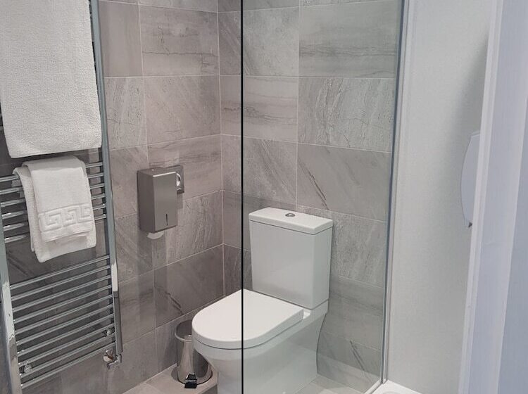 بنسيون Lil S Bar And Bistro