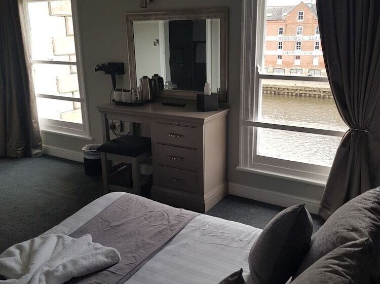 بنسيون Lil S Bar And Bistro