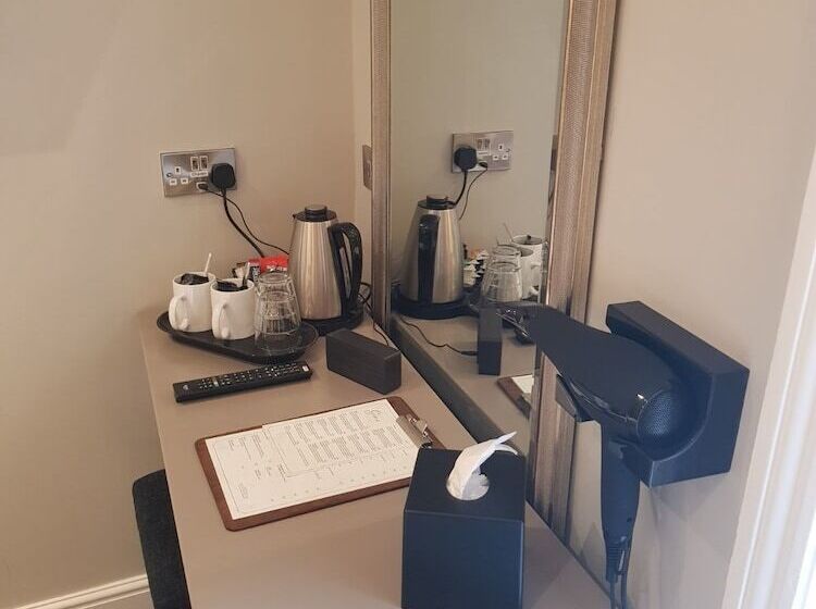 بنسيون Lil S Bar And Bistro