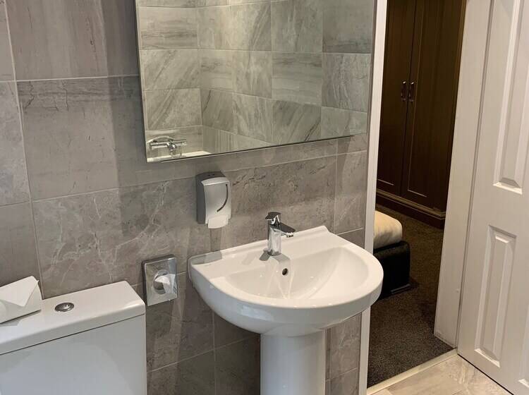 بنسيون Lil S Bar And Bistro