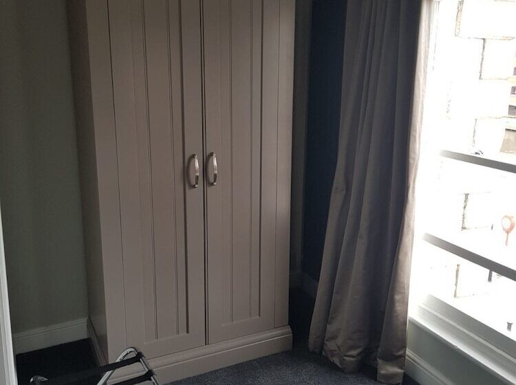 بنسيون Lil S Bar And Bistro