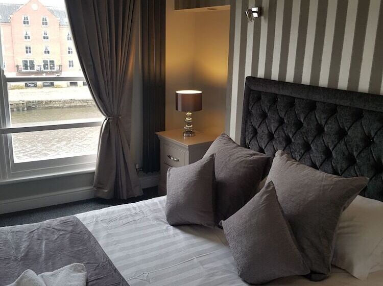 بنسيون Lil S Bar And Bistro