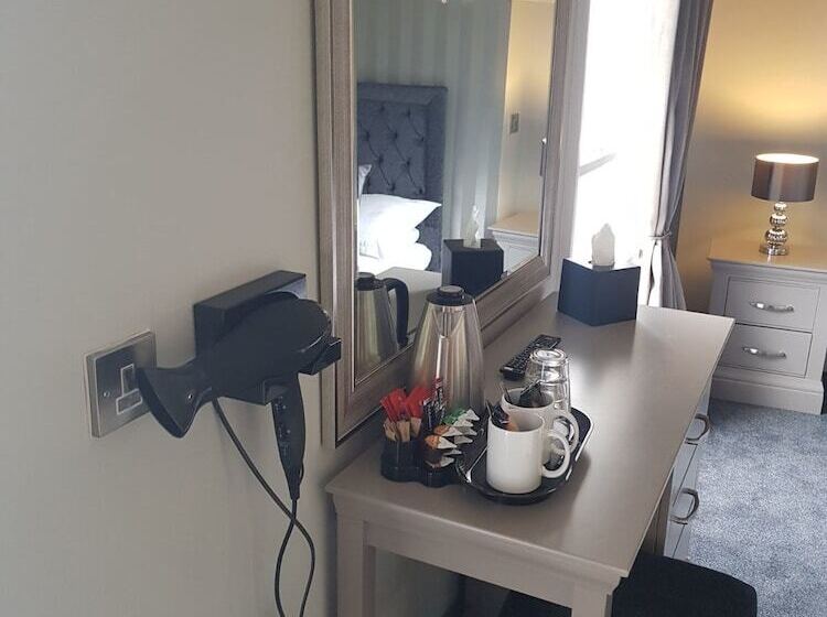 بنسيون Lil S Bar And Bistro